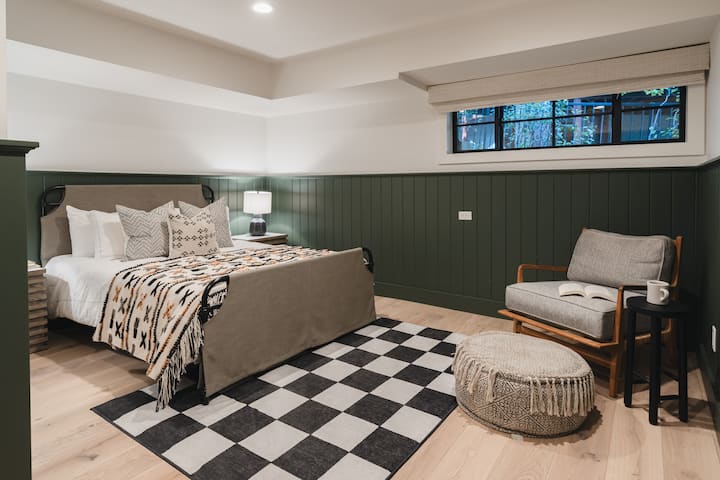 تقع غرفة النوم هذه في الطابق السفلي.