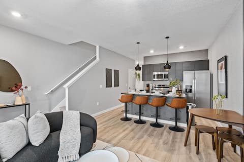 Popular Airbnb listing: 13 mins from Disney | Kissimmee | Modern townhome! in Four Corners