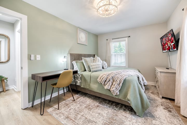 Downtown Duluth ~ Contemporary Stay ~ Parking&bbq - Johns Creek, GA