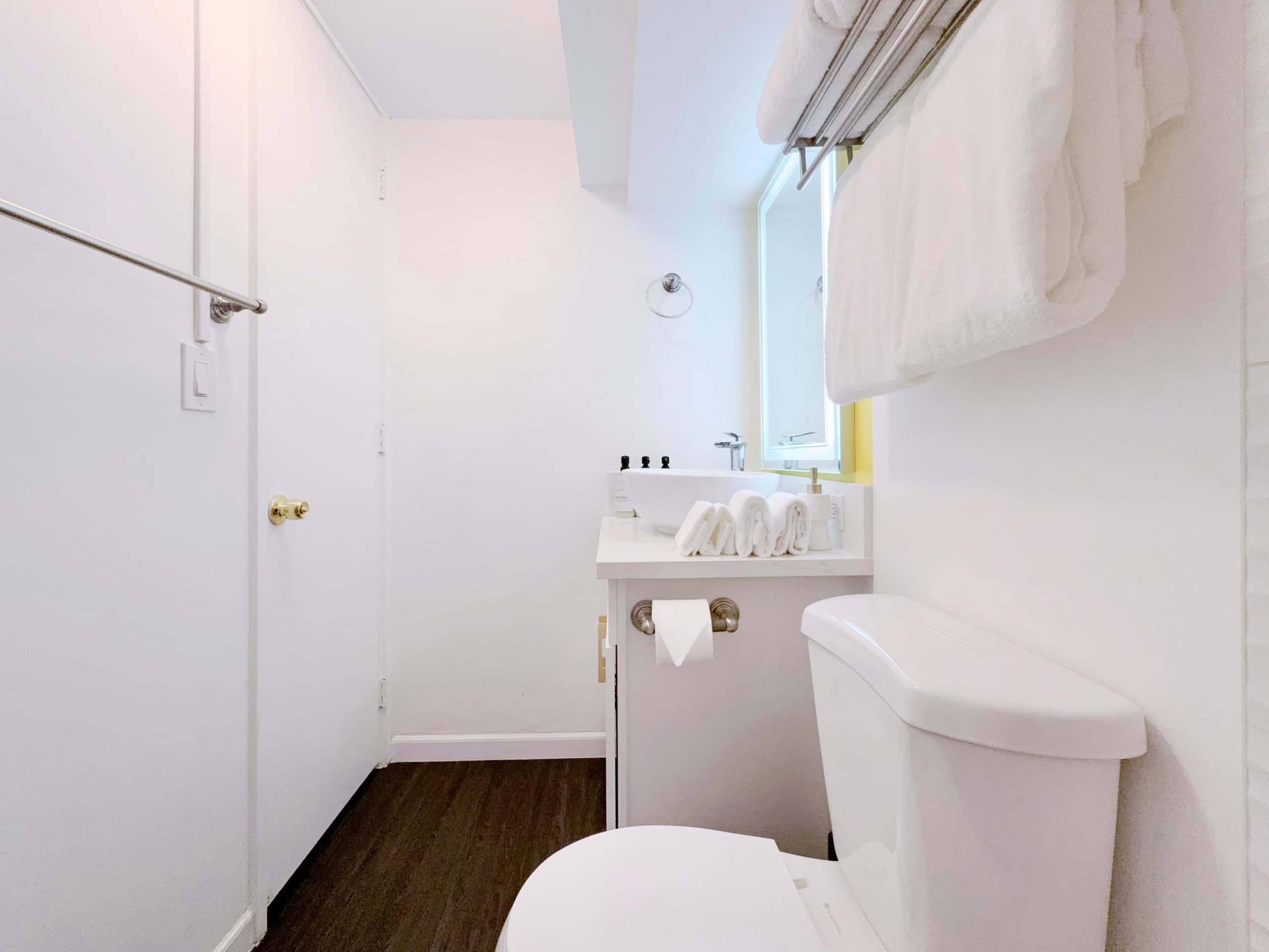 22FL- Renovated Studio Condo in Central Waikiki!~ - Image 25