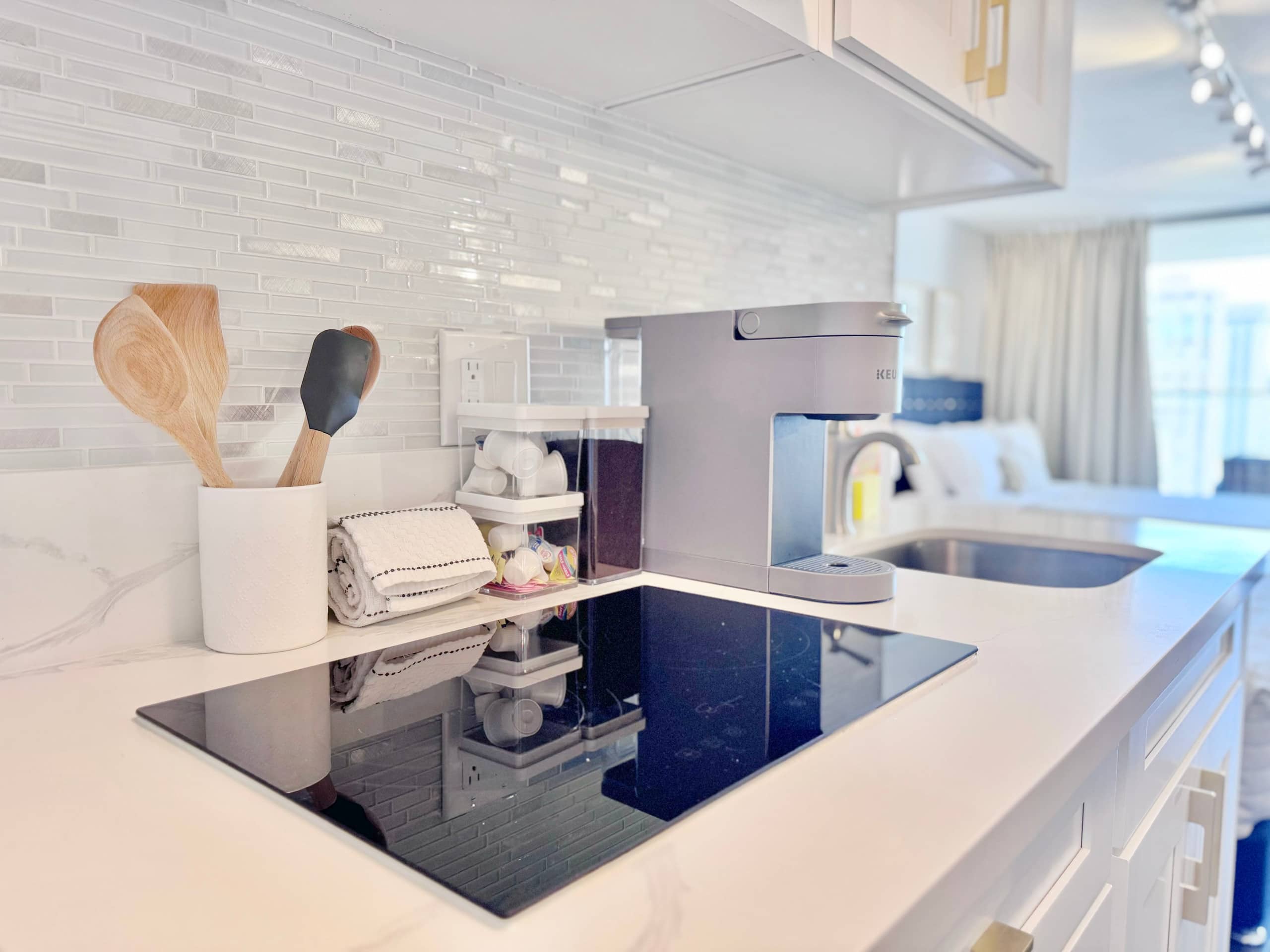 22FL- Renovated Studio Condo in Central Waikiki!~ - Image 22