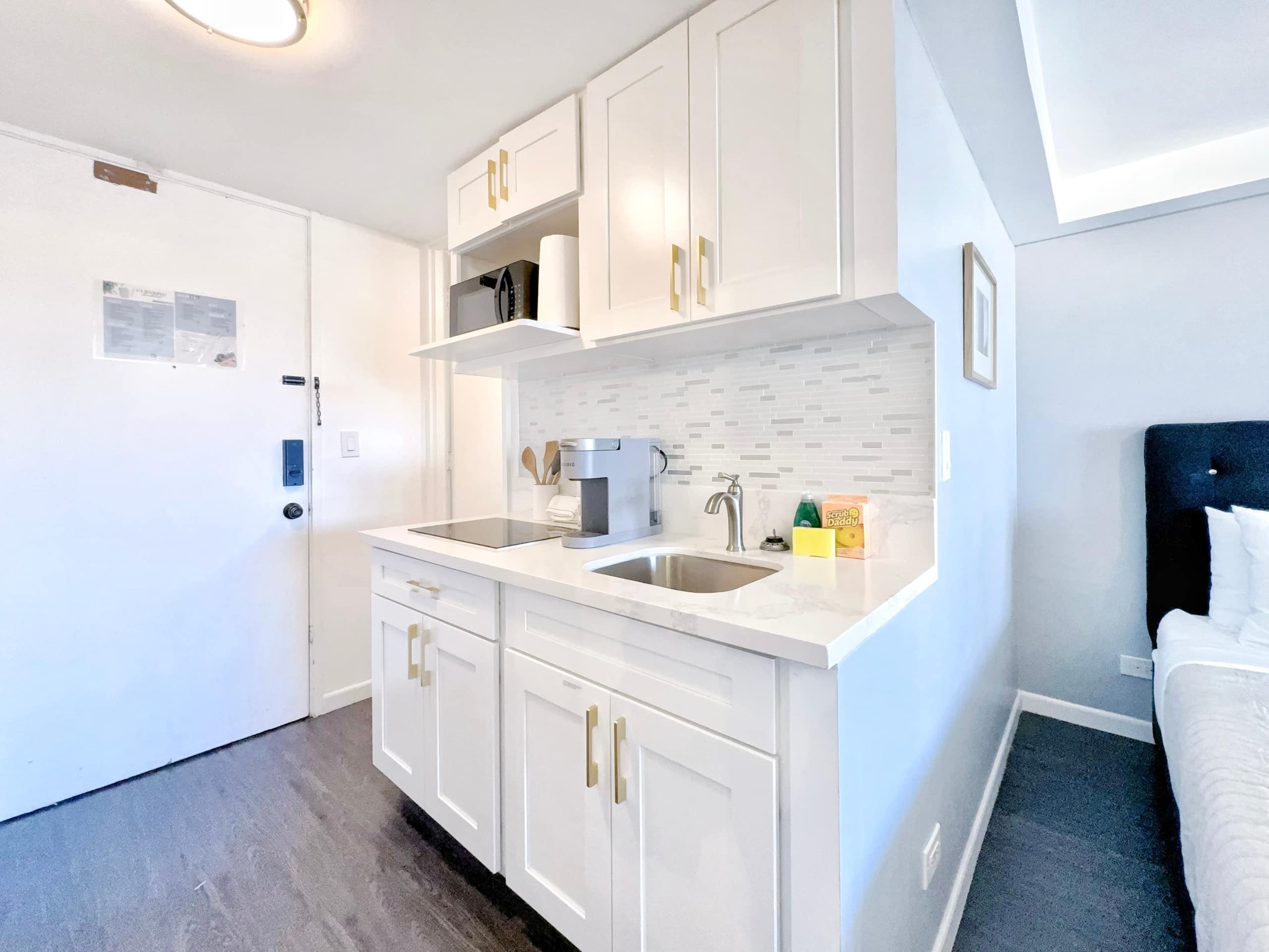 22FL- Renovated Studio Condo in Central Waikiki!~ - Image 16