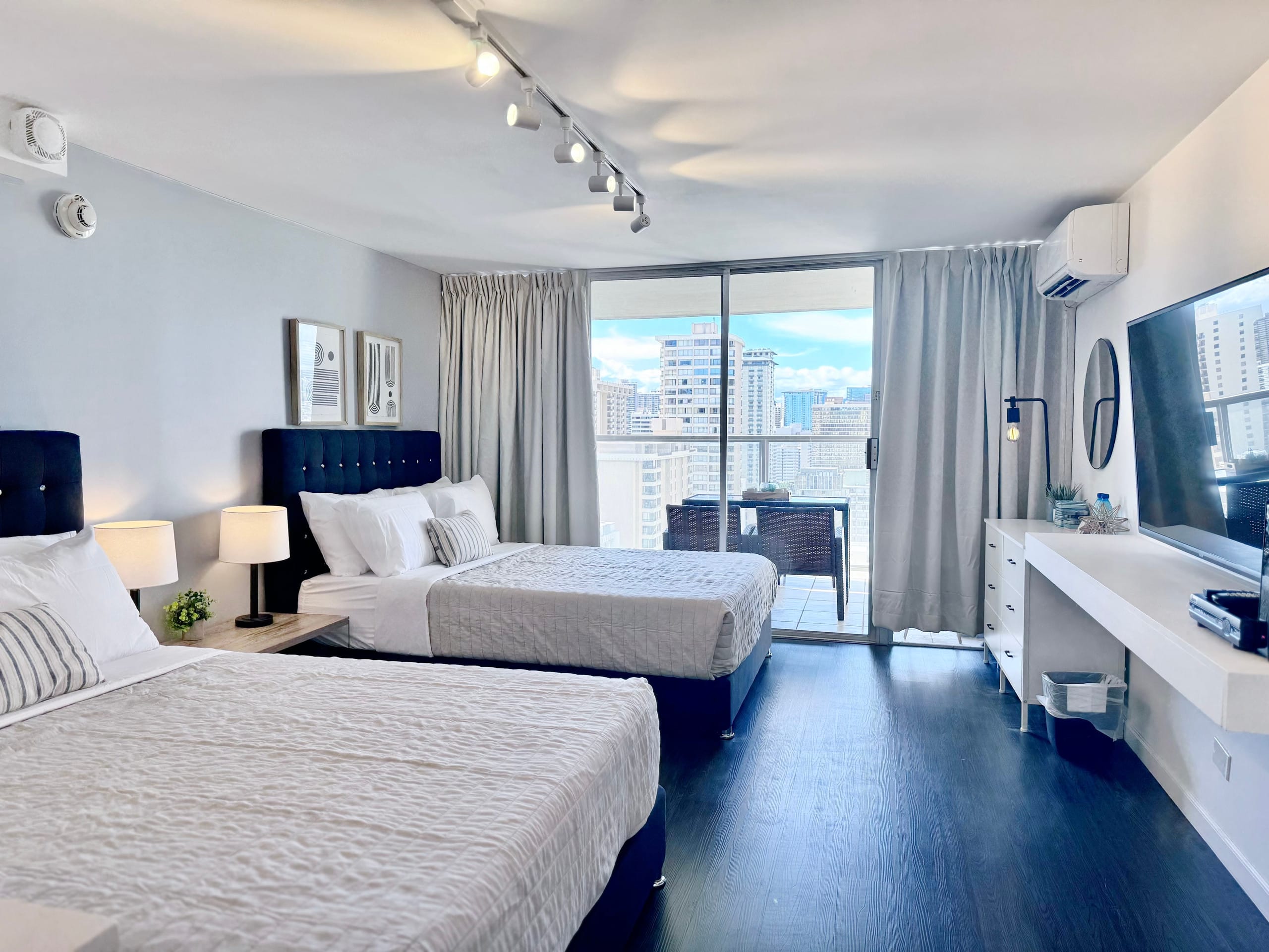 22FL- Renovated Studio Condo in Central Waikiki!~ - Image 1
