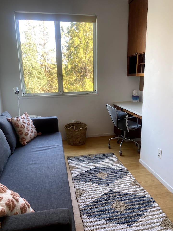 El segundo dormitorio incluye un sofá, un área de escritorio y un armario. El sofá se convierte en una gran cama doble. Esta habitación es estrecha pero cómoda. 