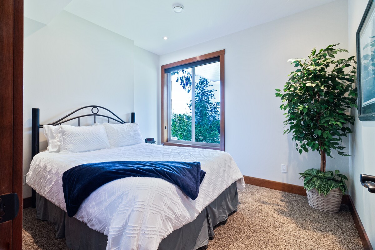 Главна спална соба со брачен кревет (широк 150-179 см)