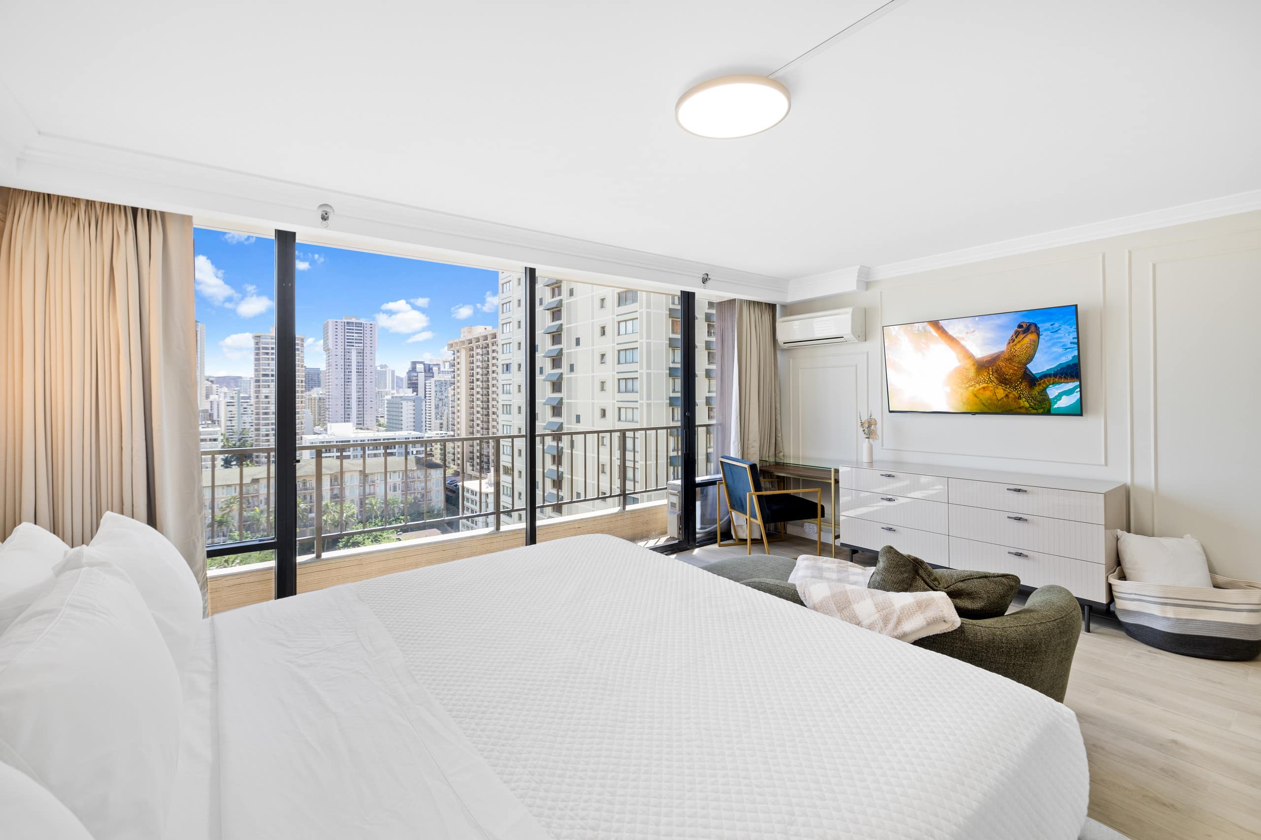 Condo in Honolulu · ★4.98 · 2 bedrooms · 5 beds · 2 private baths - Image 11