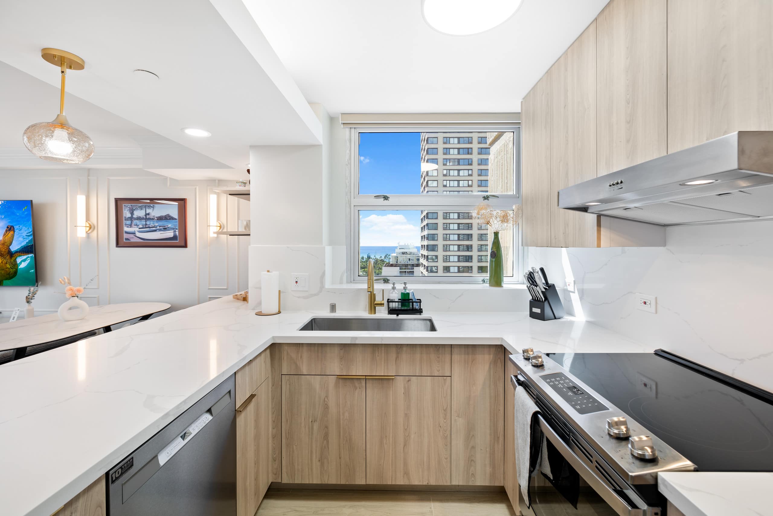 Condo in Honolulu · ★4.98 · 2 bedrooms · 5 beds · 2 private baths - Image 7