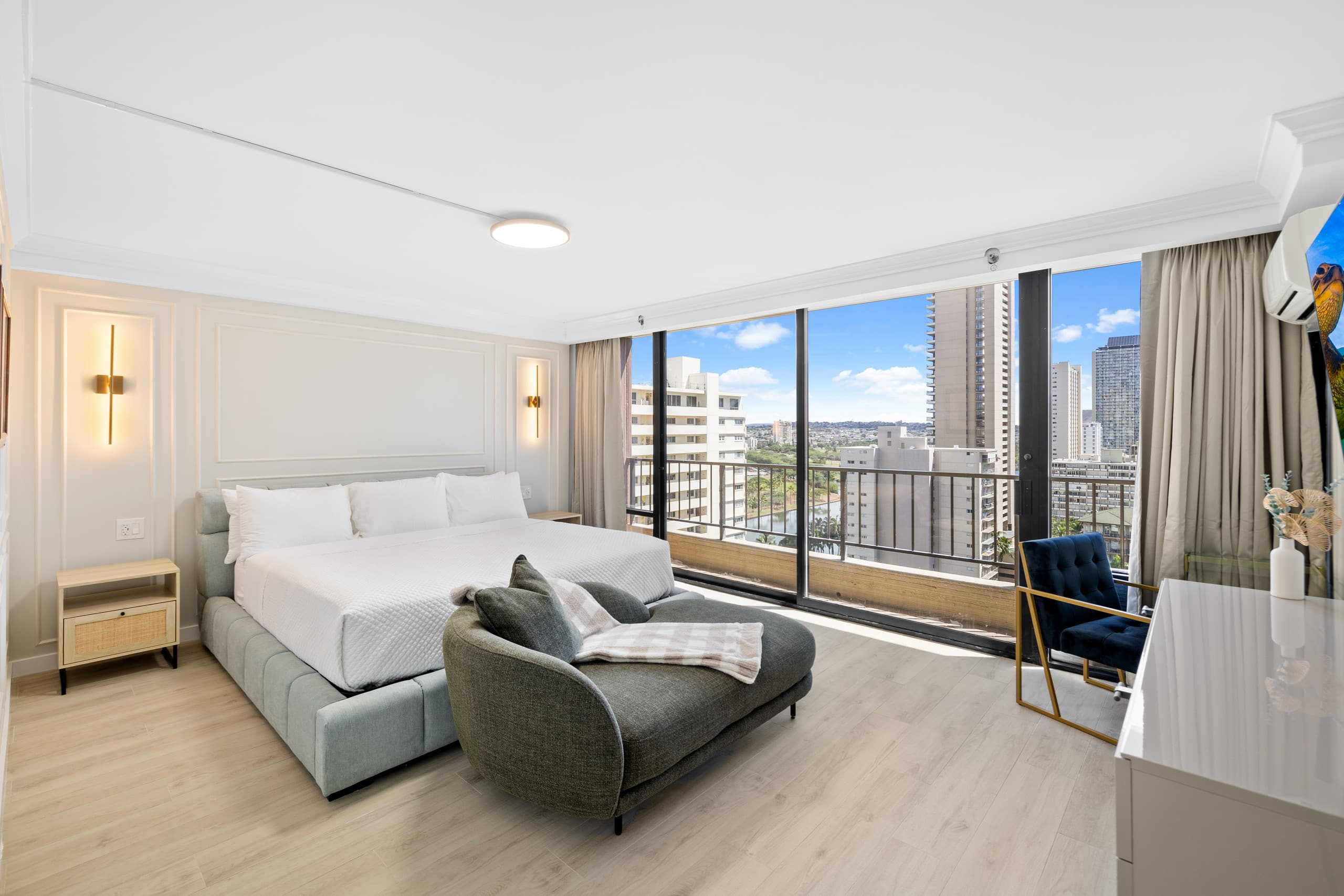 Condo in Honolulu · ★4.98 · 2 bedrooms · 5 beds · 2 private baths - Image 10