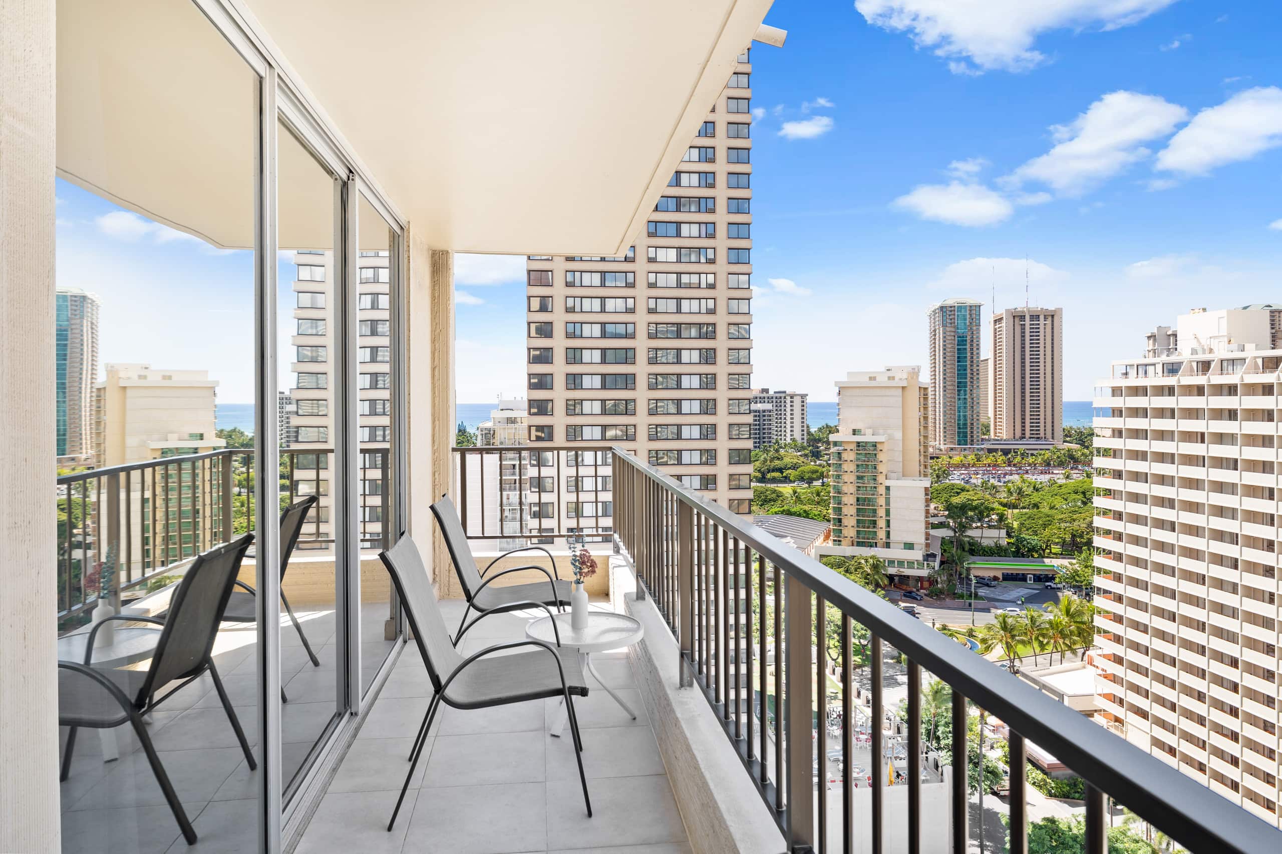 Condo in Honolulu · ★4.98 · 2 bedrooms · 5 beds · 2 private baths - Image 22