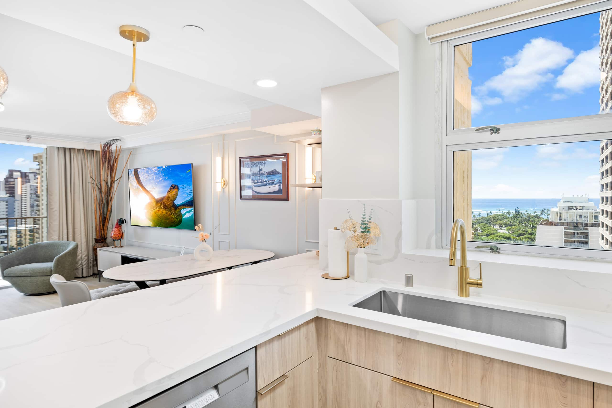 Condo in Honolulu · ★4.98 · 2 bedrooms · 5 beds · 2 private baths - Image 8