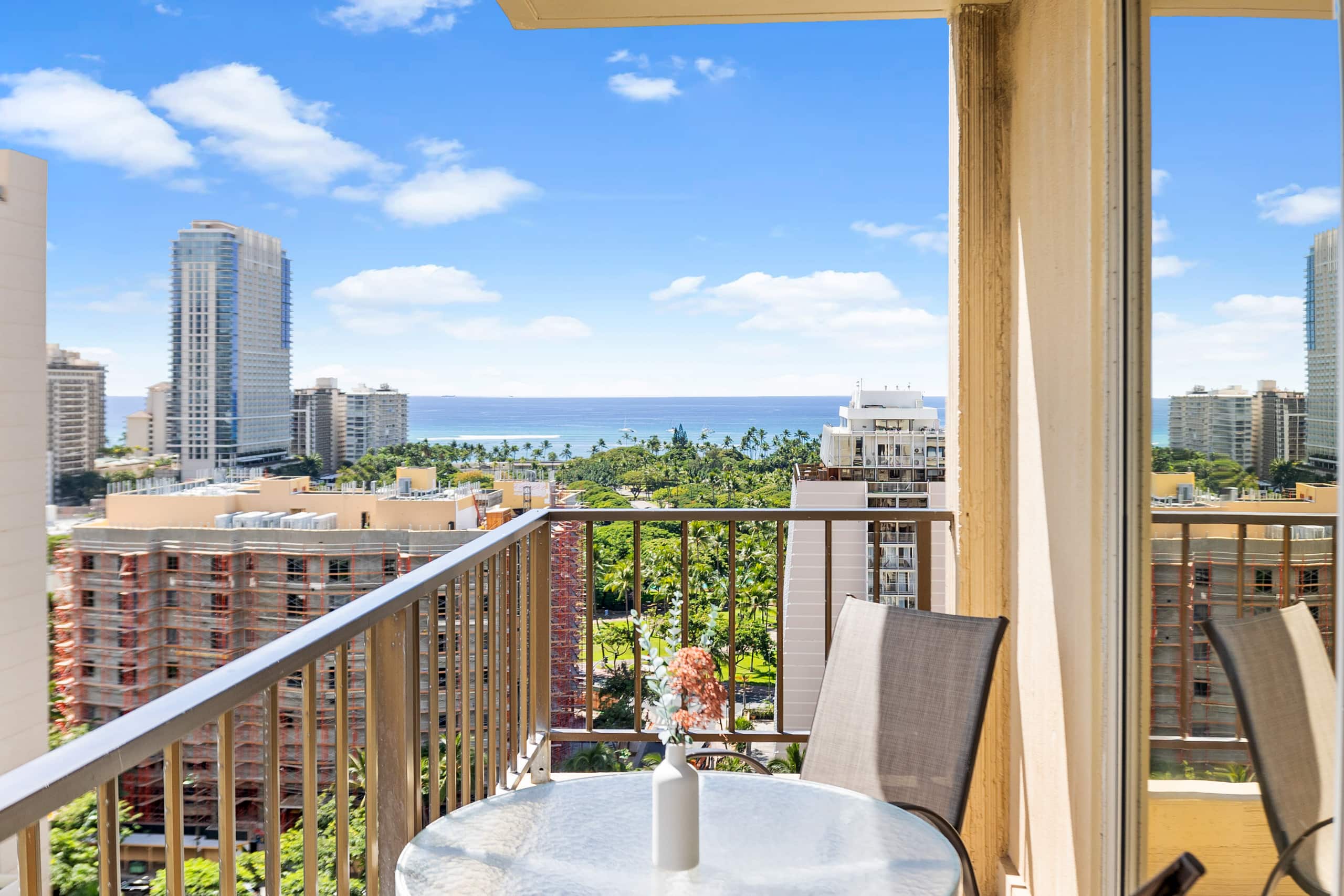 Condo in Honolulu · ★4.98 · 2 bedrooms · 5 beds · 2 private baths - Image 19