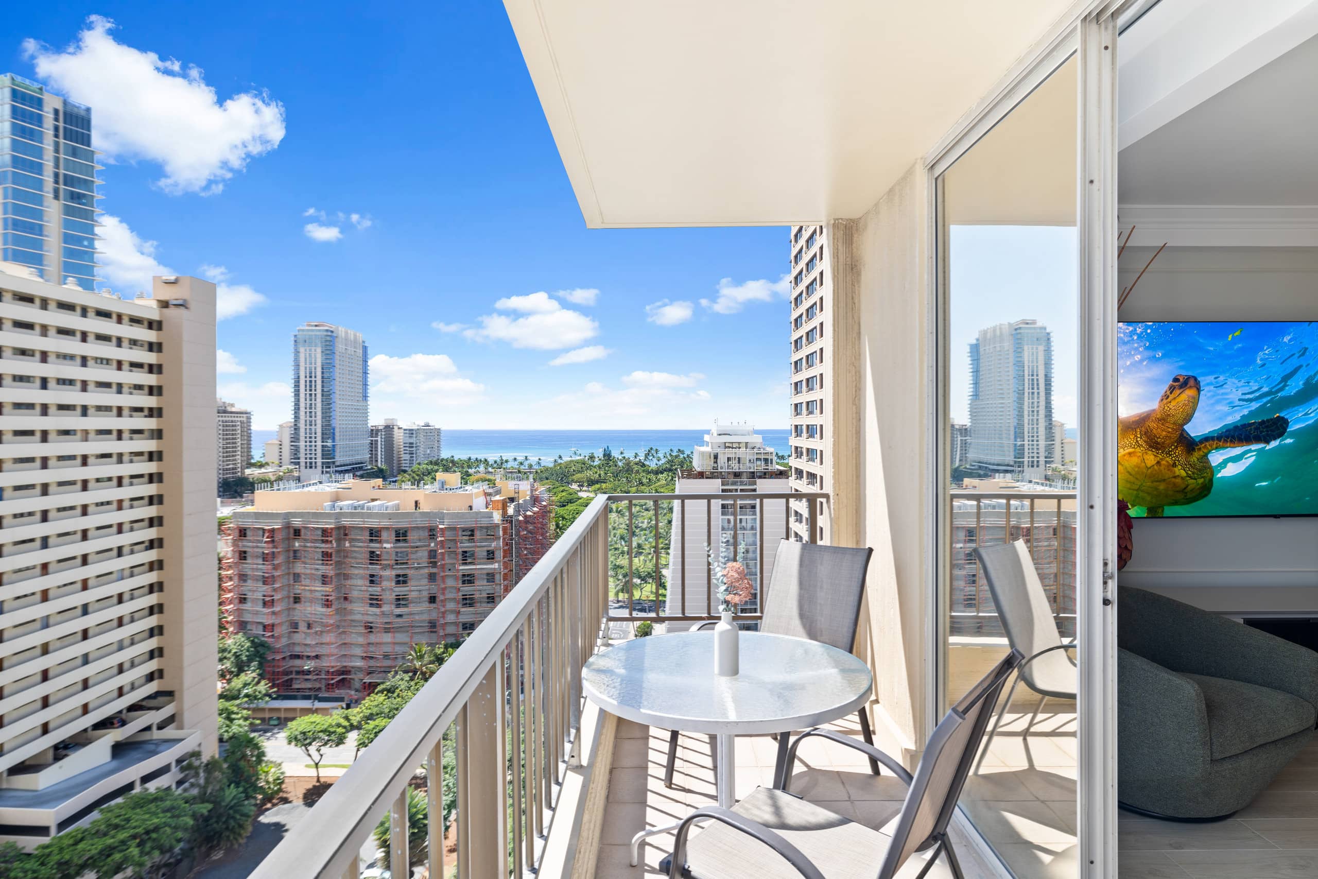 Condo in Honolulu · ★4.98 · 2 bedrooms · 5 beds · 2 private baths - Image 20