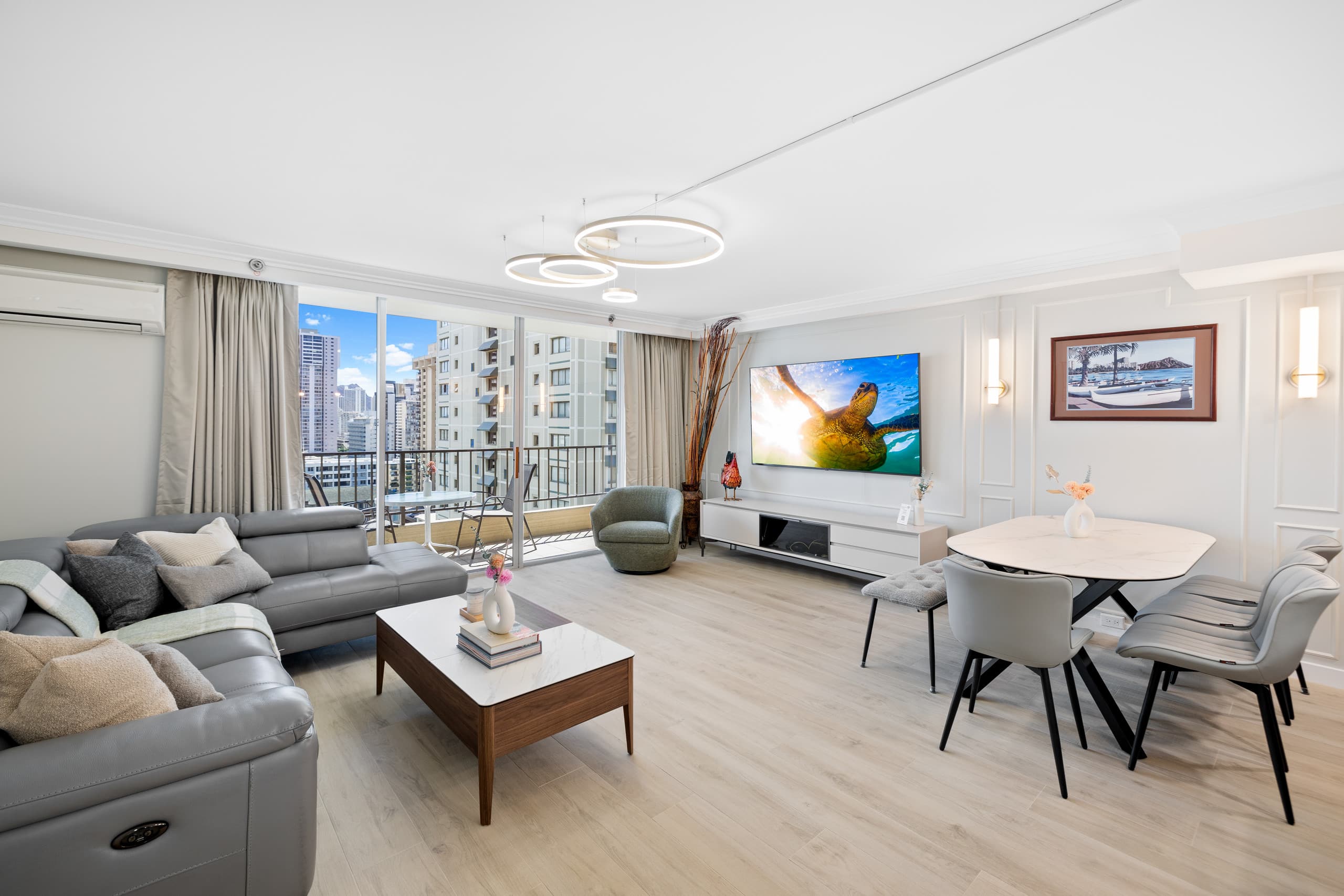 Condo in Honolulu · ★4.98 · 2 bedrooms · 5 beds · 2 private baths - Image 3