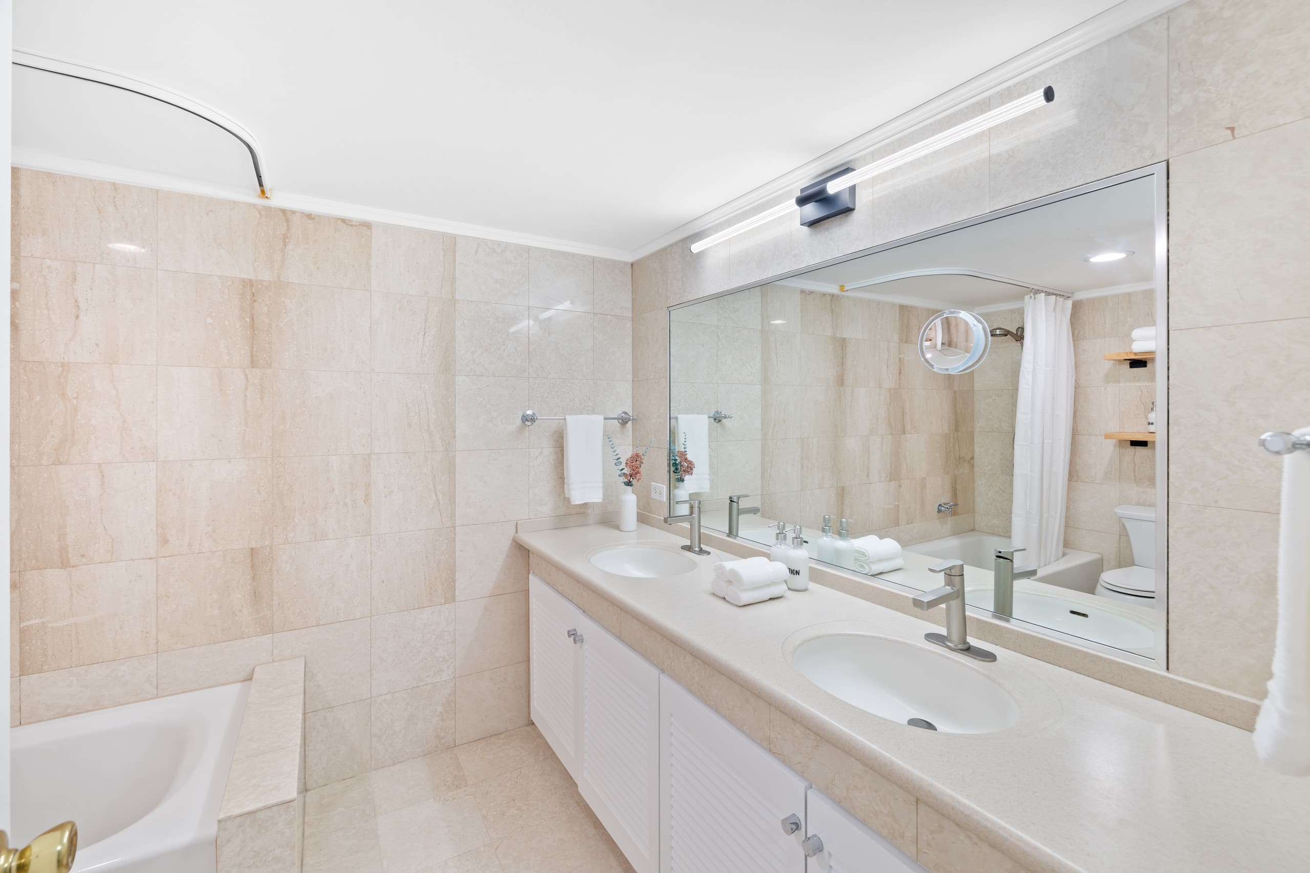 Condo in Honolulu · ★4.98 · 2 bedrooms · 5 beds · 2 private baths - Image 18