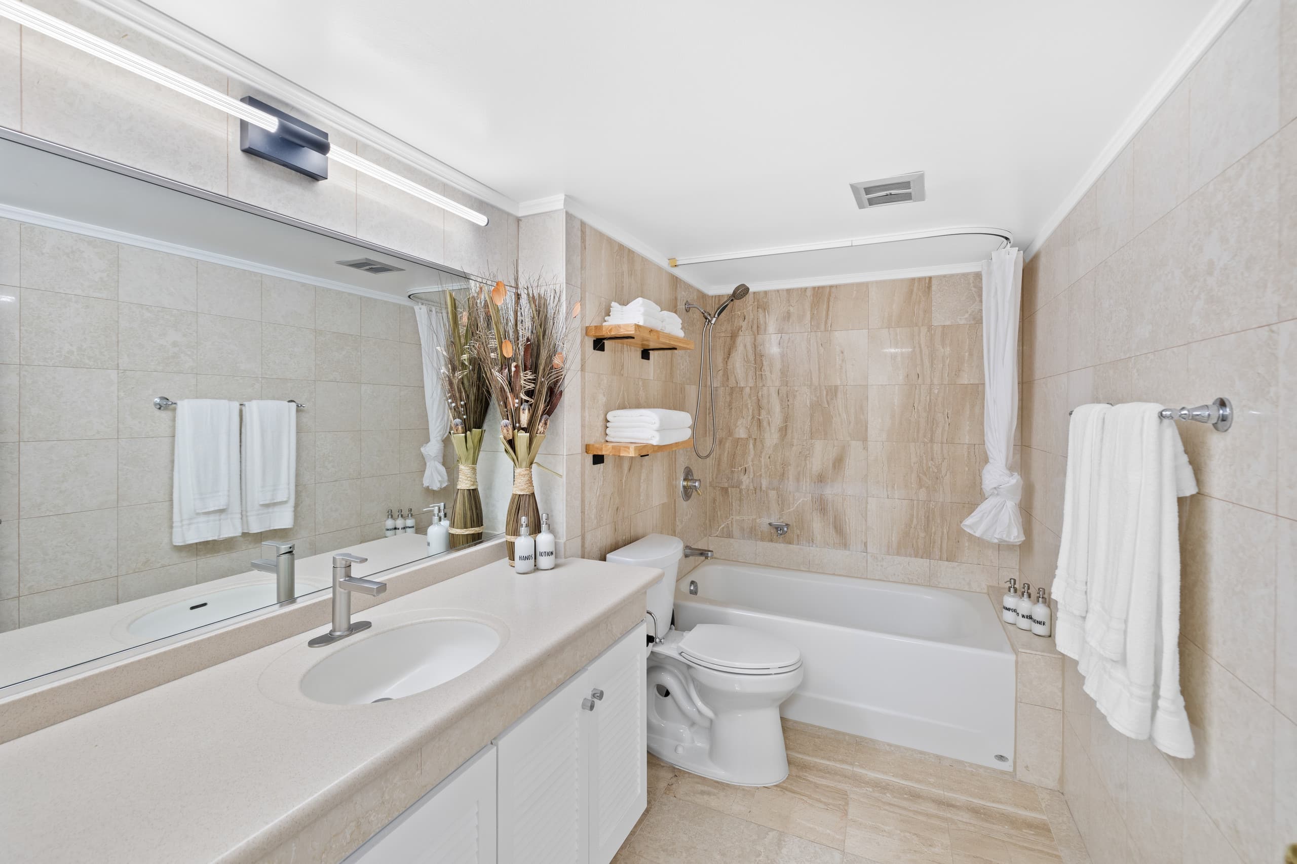 Condo in Honolulu · ★4.98 · 2 bedrooms · 5 beds · 2 private baths - Image 16
