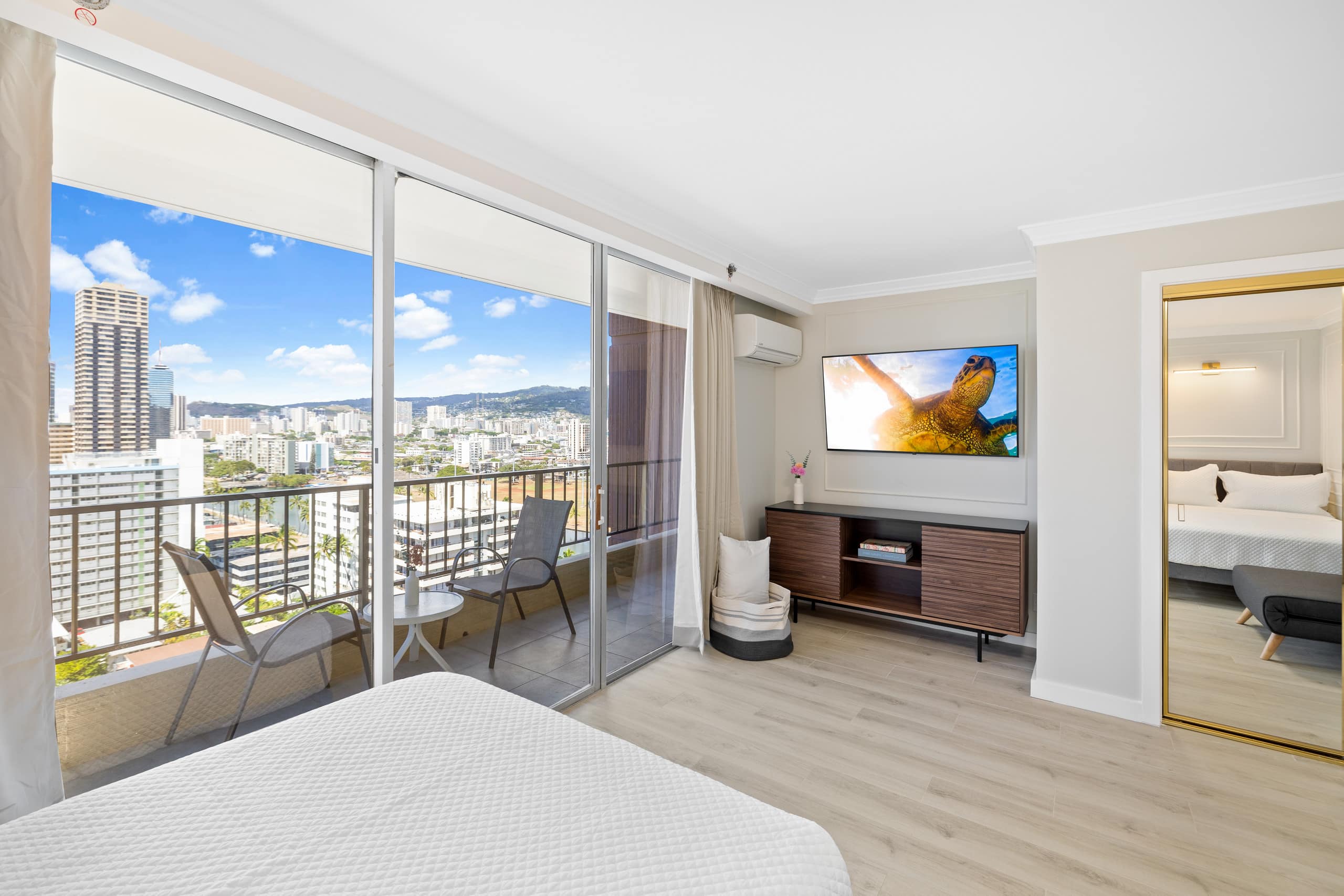 Condo in Honolulu · ★4.98 · 2 bedrooms · 5 beds · 2 private baths - Image 15