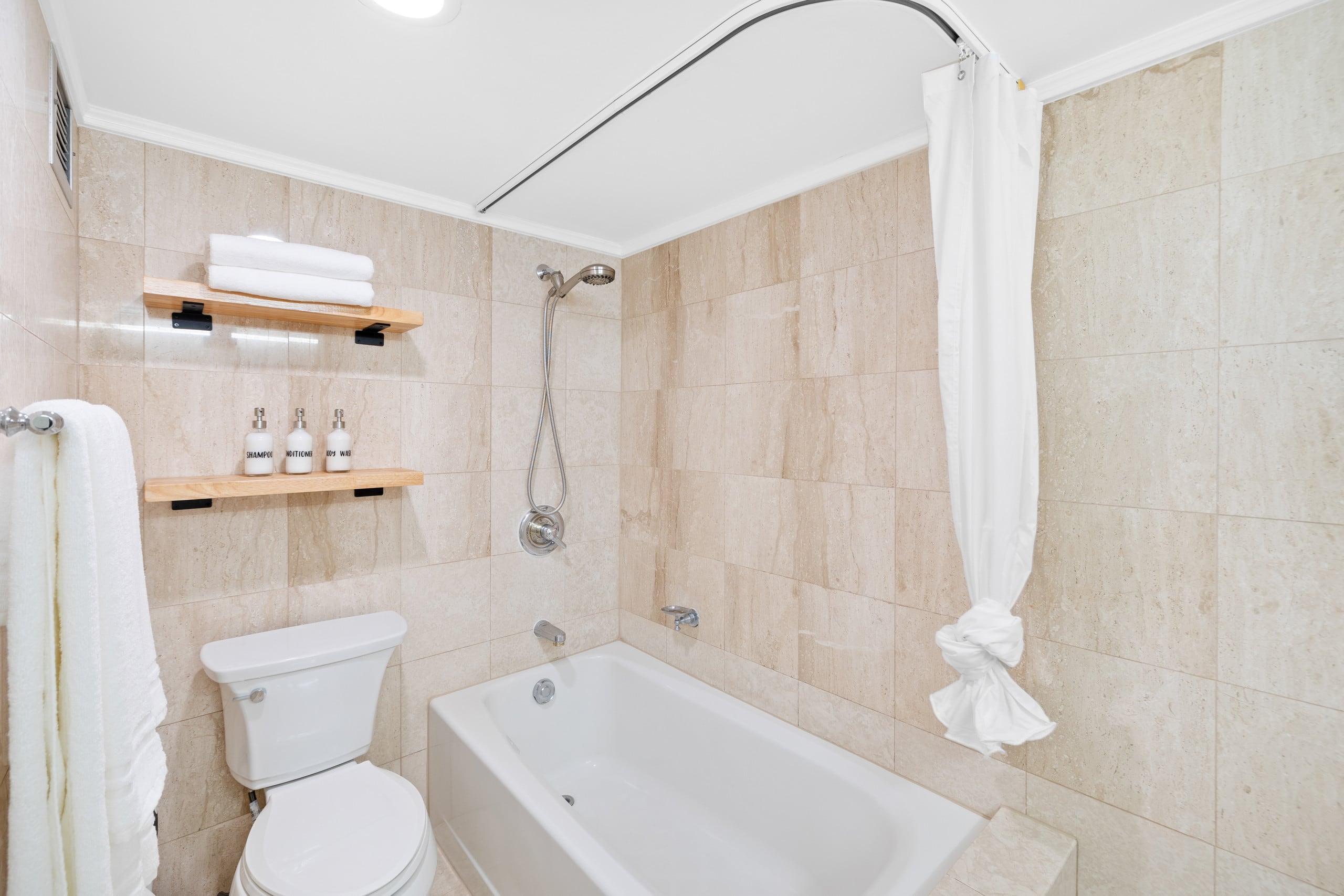 Condo in Honolulu · ★4.98 · 2 bedrooms · 5 beds · 2 private baths - Image 17