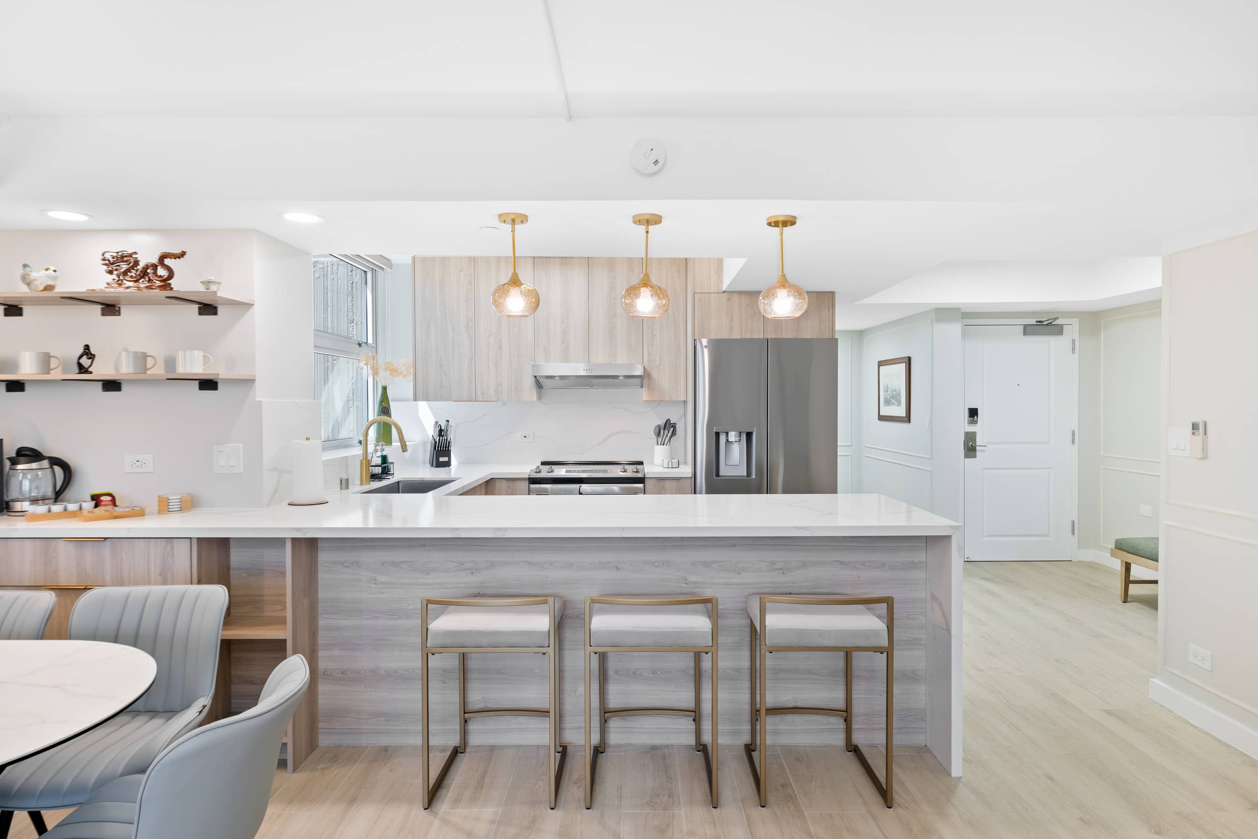 Condo in Honolulu · ★4.98 · 2 bedrooms · 5 beds · 2 private baths - Image 5