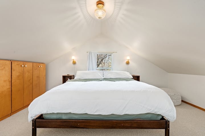 Dormitorio 2 ubicado en el loft fuera de la sala de estar.