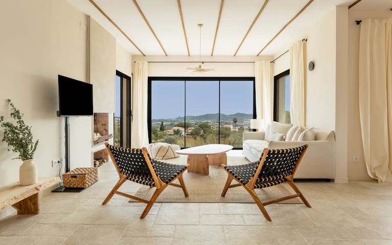 Panoramic views and pool in Villa del Alba