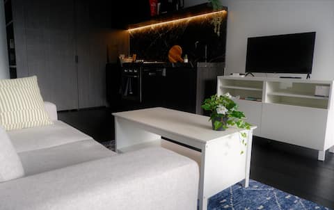 Successful Airbnb property: Top floor! Free secure parking! Amazing city views in North Melbourne