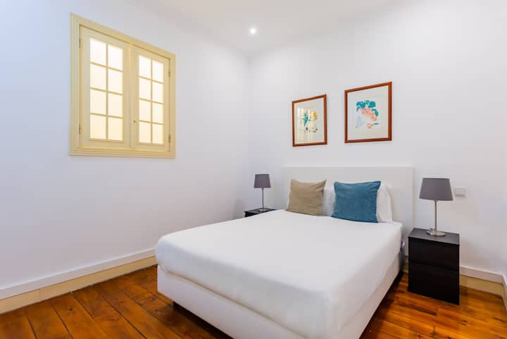 Вътрешна спалня (без прозорци) с двойно легло.