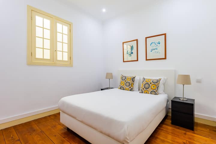 Вътрешна спалня (без прозорци) с двойно легло.