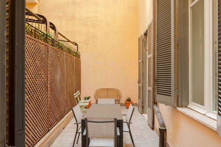 Elegant apartment with patio at Piazza Navona gallery image 4