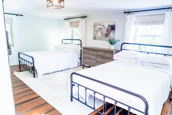 Upstairs 2nd bedroom with two full size beds. 