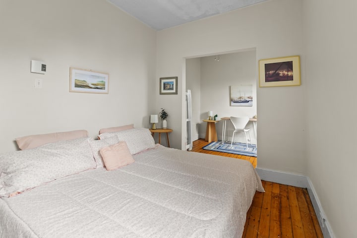 Chumba cha kulala kilicho na kitanda cha ukubwa wa kifalme kilicho na sehemu ya kazi/ya kujifunza.