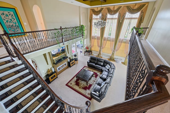 Luxury 5br Mansion, Gym, & Backyard Oasis - Algonquin, IL