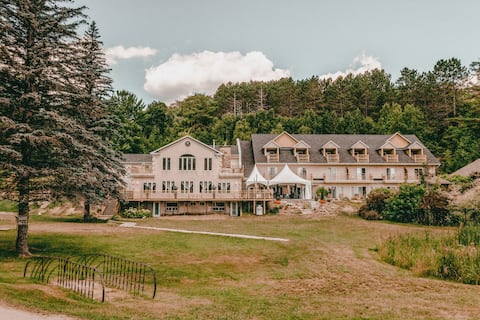 Rustic chalet for 100 people