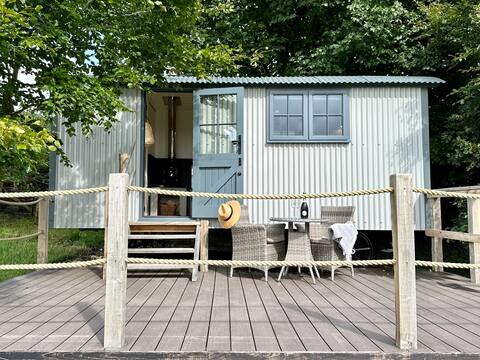 Luxury Shepherds Hut with Hot Tub