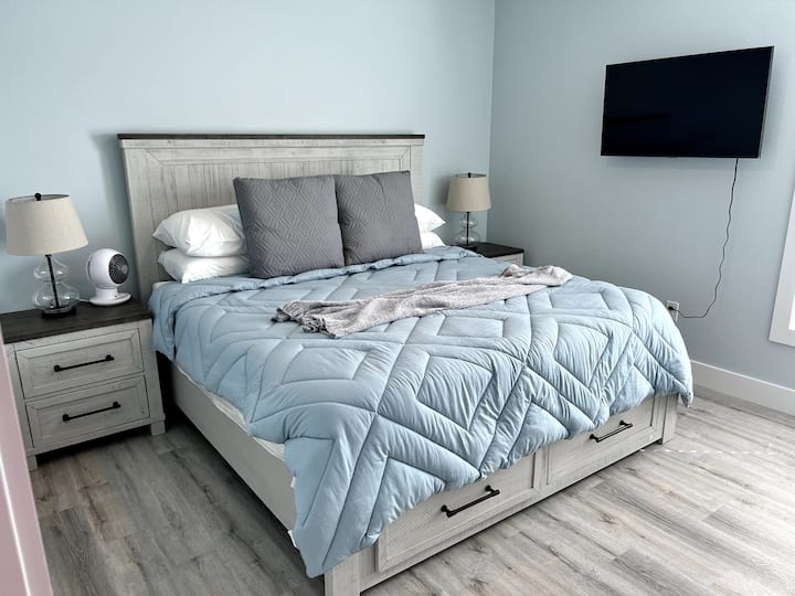 Chumba cha kulala #2
Kitanda aina ya King
Feni ya dari ya TV
na shabiki wa kitanda cha elctric
Sehemu kubwa ya kabati iliyo na viango vya nguo