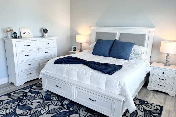 Kitanda aina ya Master bedroom
King
Feni ya dari ya TV
na shabiki wa kitanda cha elctric
Hifadhi katika kabati la nguo, kitanda na meza pembeni ya kitanda