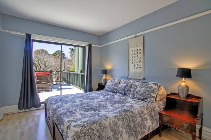 City out front Presidio out back (15 yrs hosting) gallery image 3