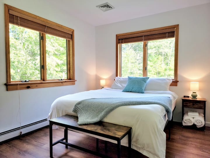 Dormitorio 5: cama tamaño queen, armario y hermosas vistas al bosque.