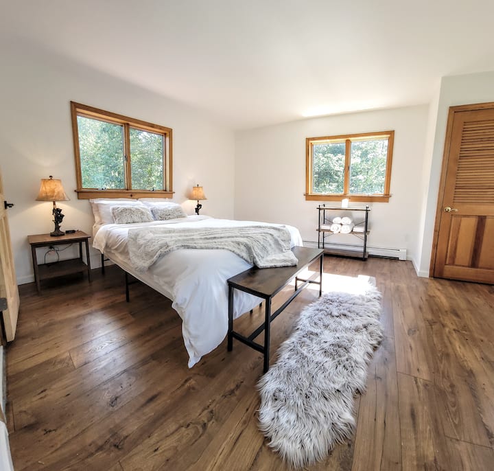 Dormitorio principal con cama tamaño queen y baño completo privado. Ubicado arriba para mayor privacidad del resto de la cabaña.