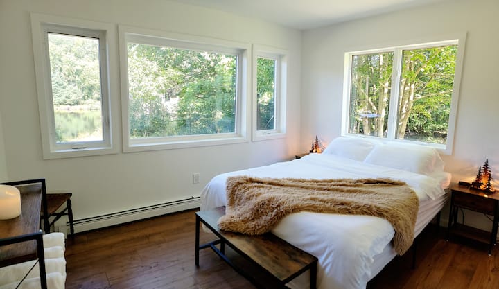 Dormitorio 1 - ¡Cama queen, armario y vistas al lago!