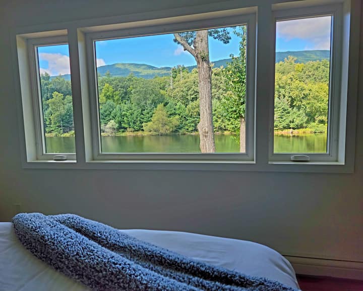 Dormitorio 2: ¡Despiértate con vistas al lago y a la montaña desde tu cama tamaño queen!