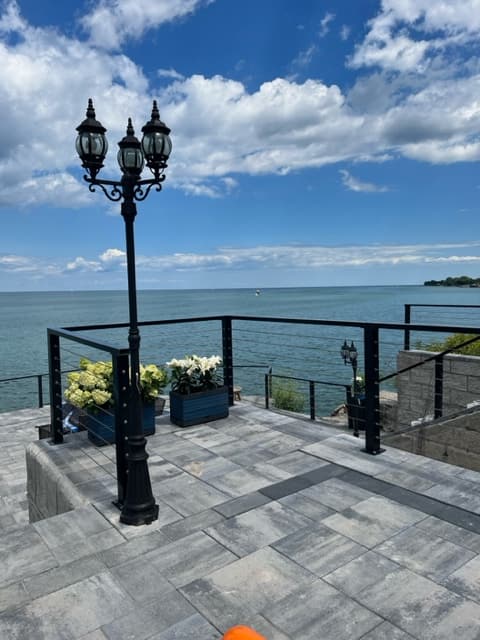 Hamilton waterfront resort with Pool and Hot Tub