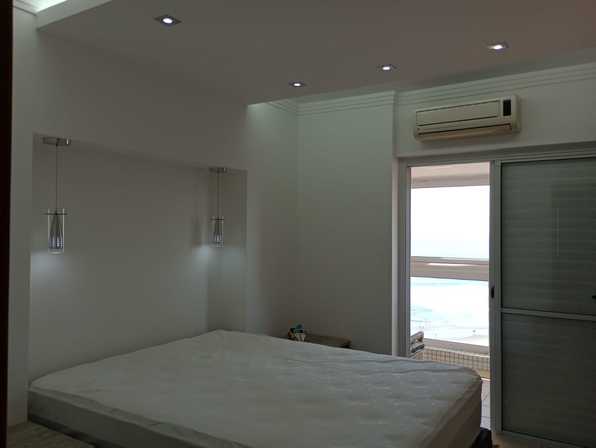 غرفة مزدوجة مع جناح بسرير كبير وخدمان كتم الصوت مع درج