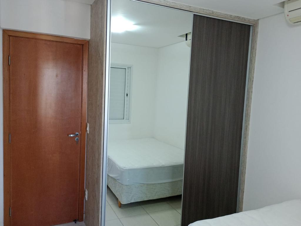 الغرفة رقم 2 مع خزانة ملابس هي باب مرآة