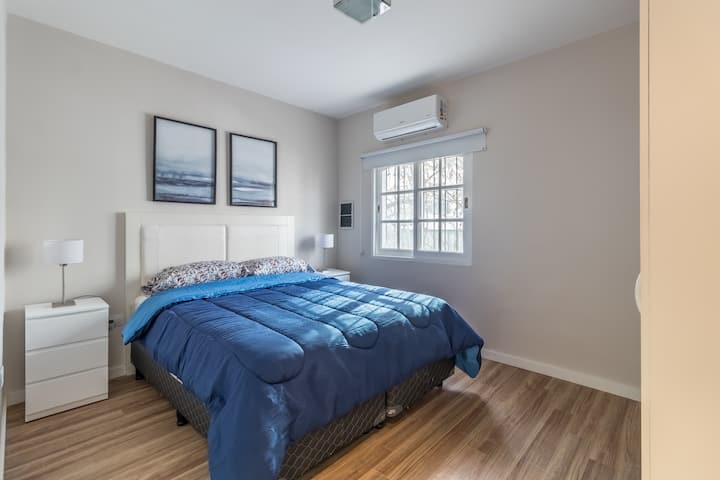 Საძინებელი №1 ორადგილიანი საწოლით და ცალკე ცხელი ცხელი კონდიციონერით.