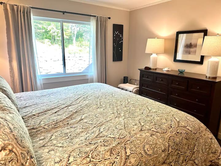 تحتوي غرفة النوم على سرير كبير بحجم  كينغ.