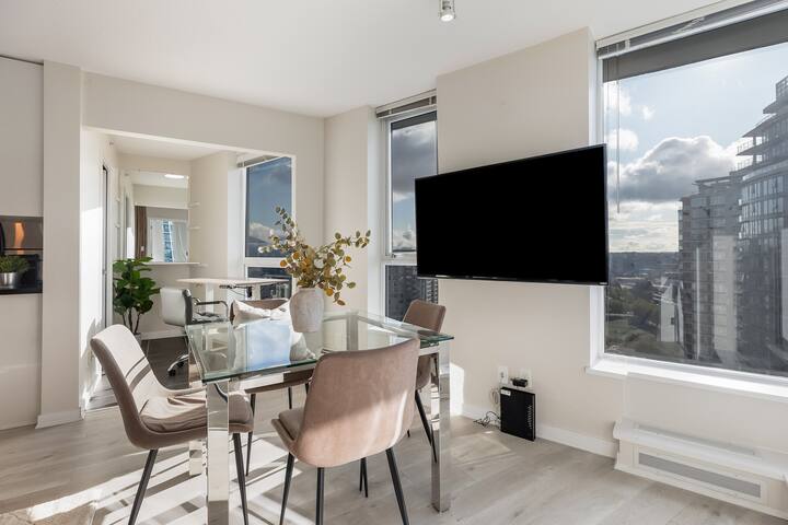 Insane View/Stadium/Pool/HotTub/Stand Desk/Sleep 7 gallery image 3