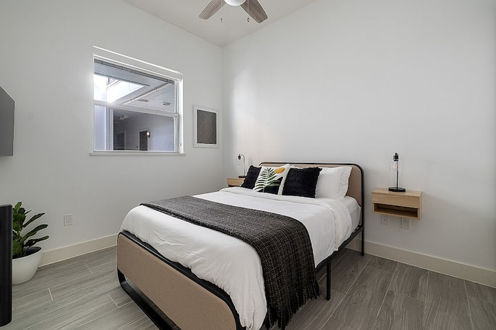 Cama de lujo... Ya sea que te estés poniendo al día con zzz o tomando una siesta a mediodía, este espacio es perfecto para todo 