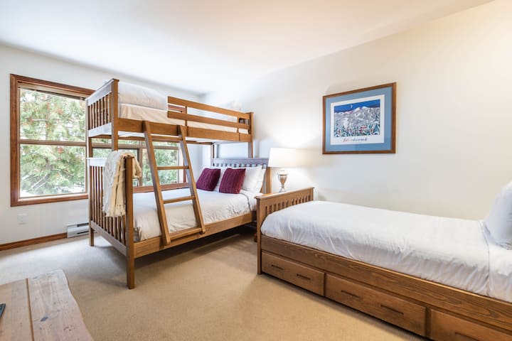 ห้องนอนที่ 3: เตียงคู่และเตียงสองชั้น