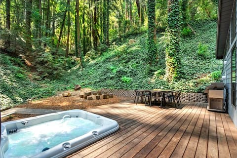 Redwood Hollow~Charming Forest Escape! HotTub/WiFi