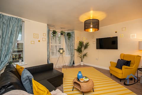Popular Airbnb listing: Sandby House 4 bed house parking sleeps 10 in Radford